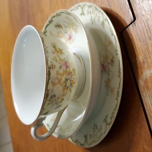 Vintage Hand Painted 3 piece tea cup set ☕️